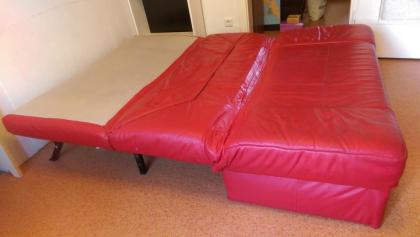 Echt-Leder-Sofa, rot, ausziehbar zum Schlaf-Sofa Länge: 195cm Sitz-Breite 148cm