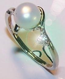 Ring mit weisser flussperle