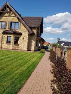 Gelber Stein an der Wand des Hauses
