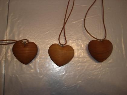 1 Holz-Stern, 3 x Holz Herz mit Lederband neuwertig