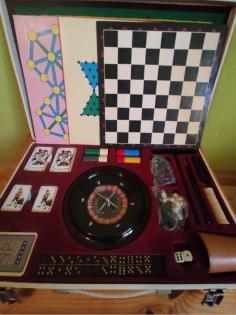 Spielekoffer (gem. Fotos) mit diversen Brettspielen, Kartenspielen, Würfelbecher