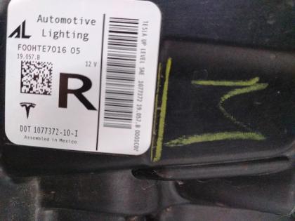 1077372-10-I Hauptscheinwerfer rechts oben für Tesla-Auto. Es ist eines der Schl