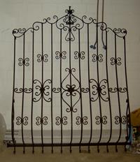 Schmiedeeisernes Fenstergitter