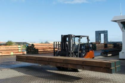 Vermietung von mobilen Baustraßen aus Fahrbahnblechen oder Baggermatratzen.