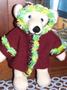 EISBÄR mit Kapuzenjacke Handarbeit