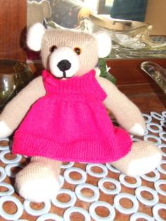 Süßer TEDDYBÄR mit rosa Kleidchen HANDARBEIT