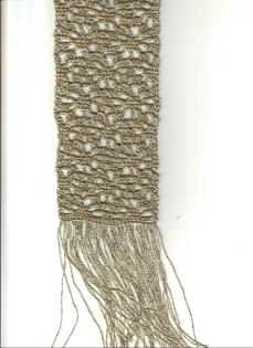 Handgehäkelter Glitzerschal im Blütendesign