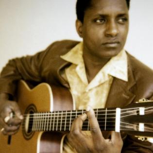 Kubanischer diplomierter Musiklehrer erteilt Gitarren/Bassunterricht