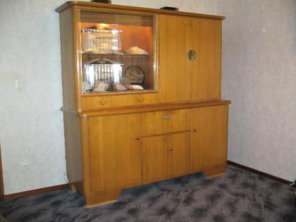 Alter Schrank mit beleuchteter Vitrine