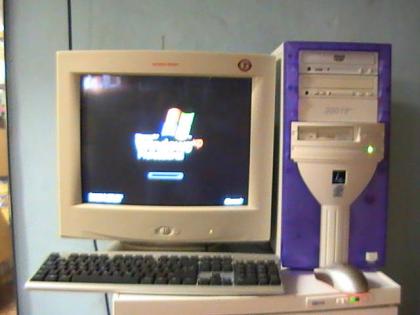Intel Celeron 1, 0GHz   256MB Ram 40 GB  Bildschirm