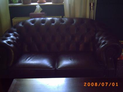 Couchgarnitur im Kolonialstil, 2-sitzige Couch und 2 Sessel