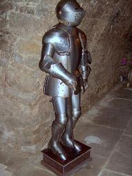 Ritterrüstung mit Schwert und Podest