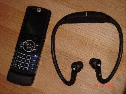 MOTO RZR Z 6 mit Bluetooth-Stereo-Headset S9