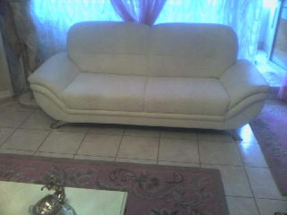 Sehr schöne Couchgarnitu r3-2-1 in Creme-weiss