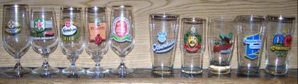 Große Biergläsersammlung mit Brauereidekor