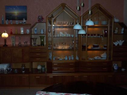 Schrankwand mit zwei Vitrinen und Barschrank