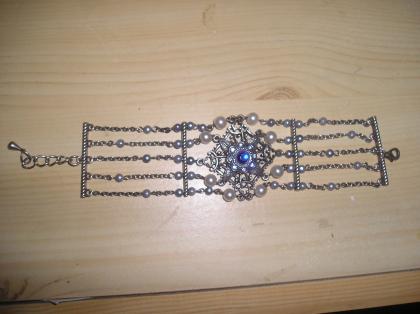 BIETE EIN SEHR TRAUMHAFTES UNIKAT-ARMBAND              