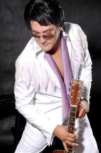 Elvis-Presley-Imitator  mit den gängigen Elvis- Hits 