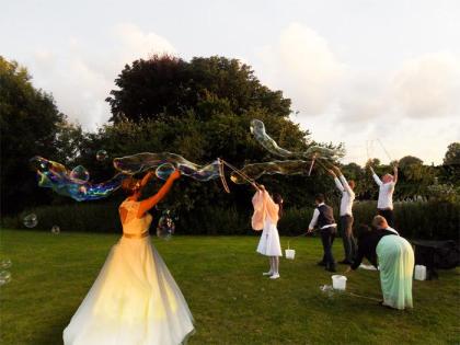 Seifenblasenshow mit Riesenseifenblasen f. Firmenfeier, Hochzeit, Strassenfest o