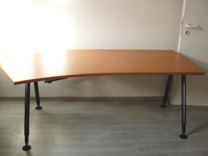 Büroschreibtische, verschiedene Größen, Platte: buchefarben, Gestell: schwarz
