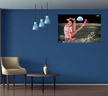 ARIANA GRANDE auf dem Mond. 45x30 cm. Souvenir. Deko. Poster. Geschenk. Rarität.