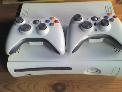 X-Box 360 mit Festplatte, zwei Steuerungen (kabellos), Fernbedienung (Microsoft)
