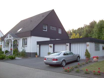 Zweifamilienhaus mit Pool, 3 Garagen und gepfl. Garten in ruhiger Lage