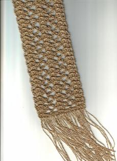Handgehäkelter Glitzerschal in gold  Knospenrankendesign 