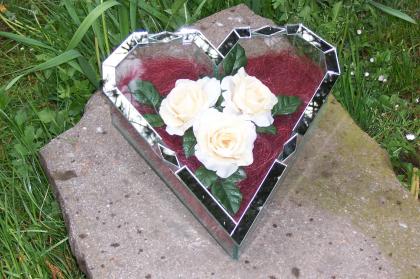 Grabschmuck zu Allerheiligen, Kreuz, Herz , Pyramide