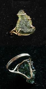 Edler Ring mit eingefasstem Moldavit Stein