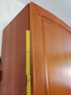 Wohnzimmer Schrankwand aus Holz (vermutlich Kirschbaum)