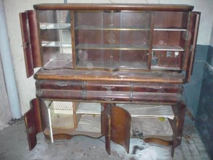Alter Küchenschrank mit Kühlfach und Vitinenelementen