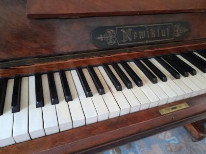100jähriges Klavier abzugeben