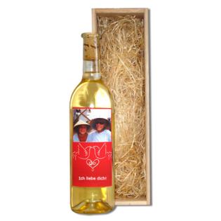 Einen leckeren Wein können Sie bei YourSurprise.de mit Ihrem persönlichen Etiket