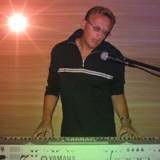Keyboarder sucht ambitionierten Sänger oder Sängerin 