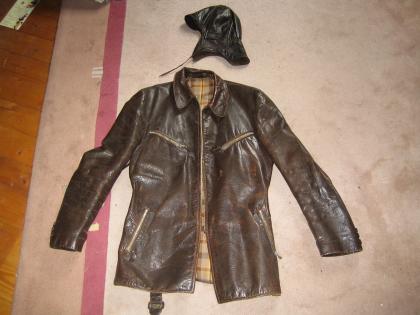 Motorradlederjacke mit Ledermütze und Gürtel