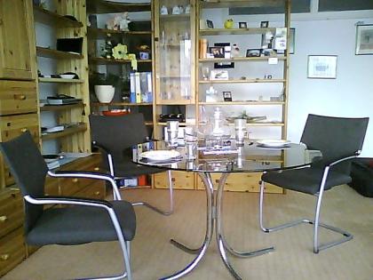 Verkaufe sehr schönen Eßtisch aus Glas mit 3 stühlen sowie Fahrrad an Bastler