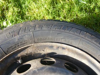 Neuwertige Winterreifen auf Fordfelge