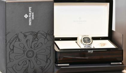 Patek Philippe Nautilus Stahl Uhr 5711/ 1A-010 Box Papiere2021