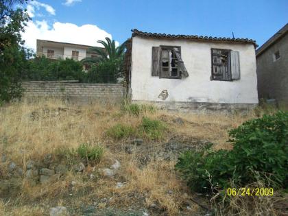 Altes sanierungsbeduerftiges Steinhaus nahe Epidaurus 
