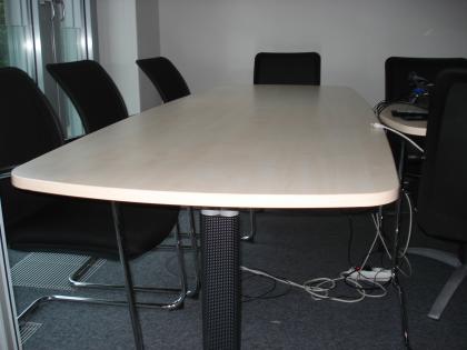 Neuwertiger Konferenztisch zu verkaufen