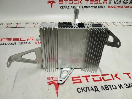 1079748-00-D Verstärker für das Audiosystem eines Tesla Model 3. Dies ist eine w