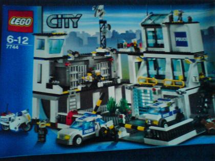 Lego City:Polizeistation     Lego Nummer:7744      6-12 Jahre