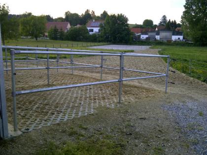 Schöne Außenboxen mit Paddock in kleiner Anlage frei