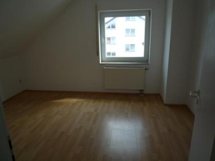 Schöne 2 Zimmerwohnung, Küchenzeile mit Geräten, Bad/ WC, Flur, Terrasse, Garten