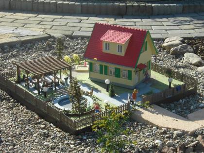 Mehrere selbstgebaute Gartenbahn häuser mit Beleuchtung ab 200 €