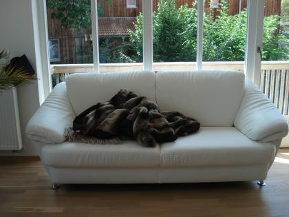 Ein wunderschönes, exklusives3-er Sofa in weiß