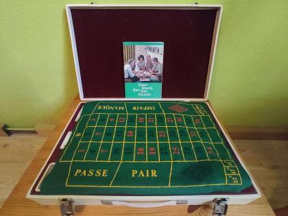 Spielekoffer (gem. Fotos) mit diversen Brettspielen, Kartenspielen, Würfelbecher