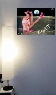 ARIANA GRANDE auf dem Mond. 45x30 cm. Souvenir. Deko. Poster. Geschenk. Rarität.