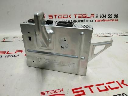 1079748-00-D Verstärker für das Audiosystem eines Tesla Model 3. Dies ist eine w